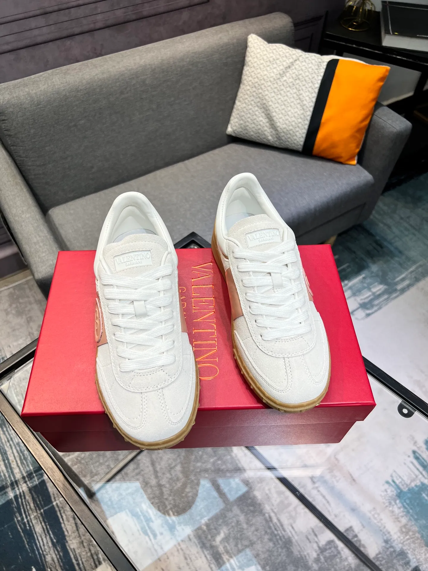 Men's shoes 💰620 👉🌹🌹VALENTINO counter synchronized new low-top casual sports shoes 👍Professional and high-end, perfect replica, first-class quality! 👍All made of original 1:1 materials, exclusive mold opening! 👍High mercerized cowhide fabric 👍TPU outsole, comfortable and wear-resistant, brand injection insole, 👍Full set of high-end counter packaging 👍All details are customized with 1:1 mold, striving for perfection! 👍Couple style female 35-41, male 38-46 (female 41, male 45 46 customized)